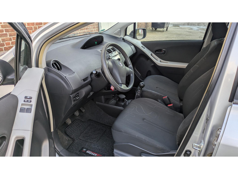 Toyota Yaris 1.3 VVTi - airco - 5 drs. - 2e eign. - 1.3 VVTi - airco - 5 drs. - 2e eign.