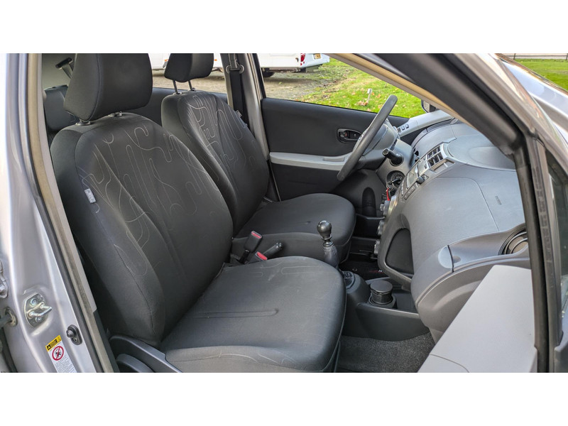 Toyota Yaris 1.3 VVTi - airco - 5 drs. - 2e eign. - 1.3 VVTi - airco - 5 drs. - 2e eign.
